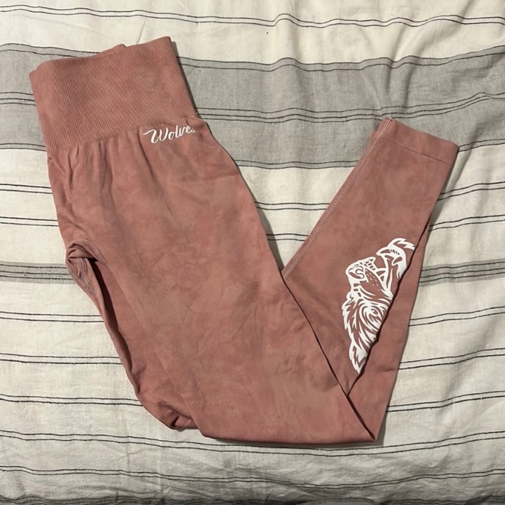 Darc Sport She Big Wolf Head "Everson Seamless" Leggings in Mauve - Picture 2 of 2
